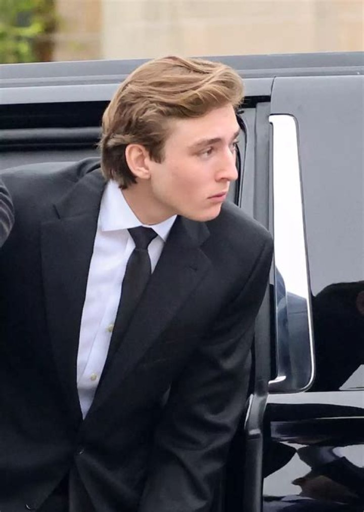 Barron Trump reaparece junto a su familia, est&aacute; irreconocible y alt&iacute;simo